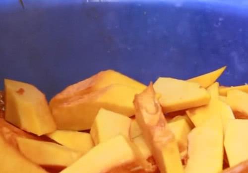 大叔只用一个南瓜就做出了一种美味的农村美食