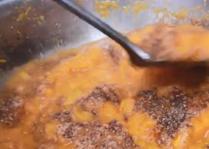 大叔只用一个南瓜就做出了一种美味的农村美食