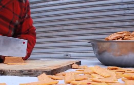 大叔只用一个南瓜就做出了一种美味的农村美食