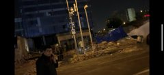 北京东直门一工地外围墙体倒塌 护士称伤者抢救