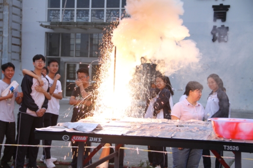 江油中学举办科技之夜游园活动