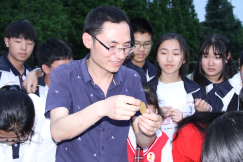 江油中学举办科技之夜游园活动