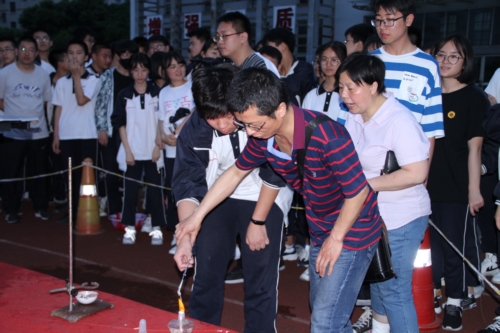 江油中学举办科技之夜游园活动