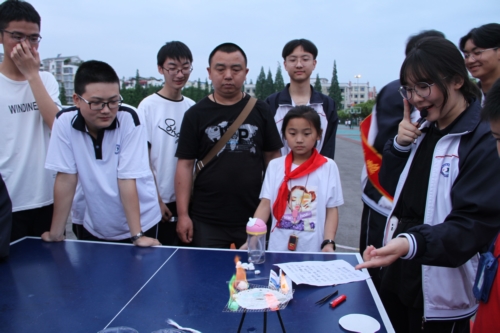 江油中学举办科技之夜游园活动