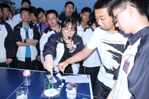 江油中学举办科技之夜游园活动