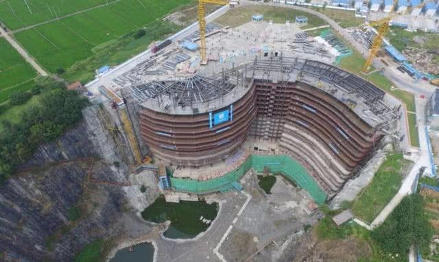 我国花100亿在“深坑”建的酒店，如今咋样了？