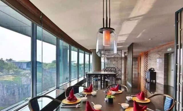 我国花100亿在“深坑”建的酒店，如今咋样了？