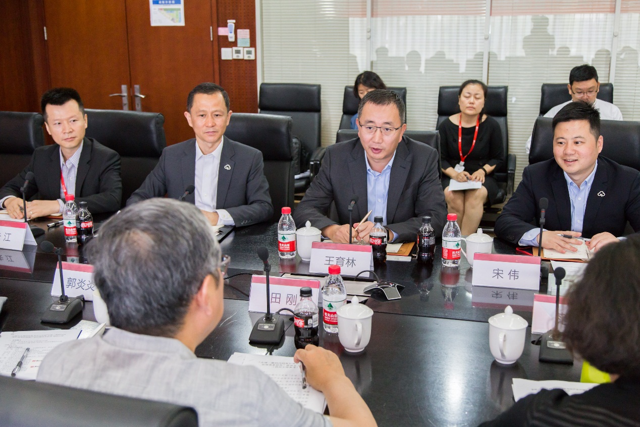 民盟中央副主席率队调研金山云 推进全球二维码