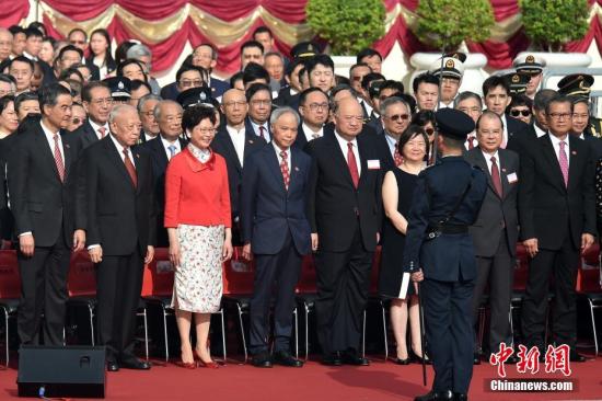 资料图：7月1日，香港特别行政区政府在金紫荆广场举行隆重的升旗仪式，庆祝香港回归21周年。图为全国政协副主席董建华(前排左二)、全国政协副主席梁振英(前排左一)和香港特区行政长官林郑月娥(前排左三)等出席升旗仪式。/p中新社记者 张炜 摄