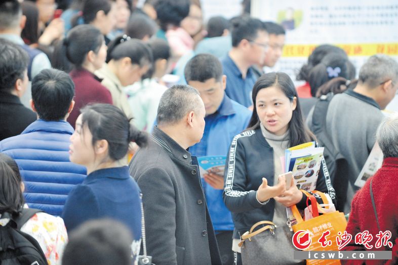 2019年长沙市小升初招生咨询会昨日举行，前来咨询招生政策的家长络绎不绝。长沙晚报全媒体记者 小刘军 摄