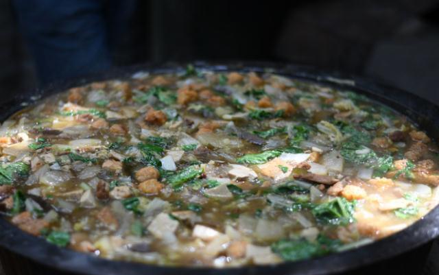 乡村大厨卖“特色美食”1碗10元,看着丑吃着香