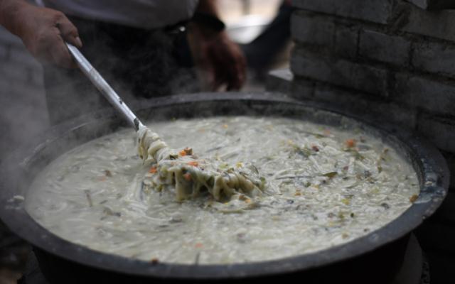 乡村大厨卖“特色美食”1碗10元,看着丑吃着香