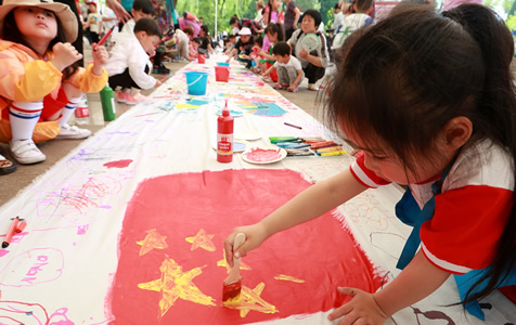 北京：百人共绘百米长卷 庆祝新中国成立70周年