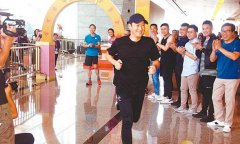 53岁黎明为筹善款跑50层楼梯不气喘 状态超级棒