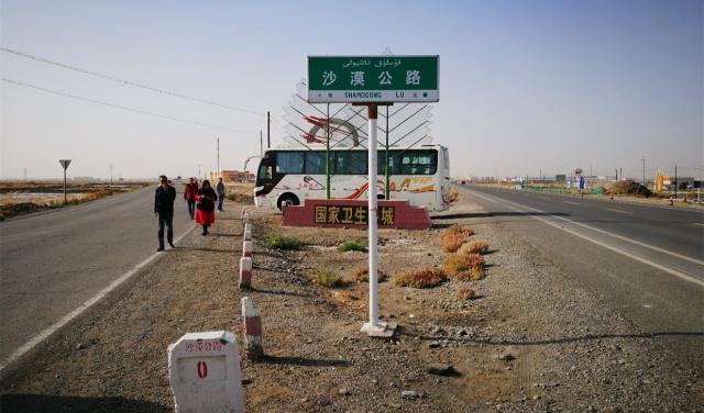 塔里木沙漠公路:长达522千米,盘踞在沙海的“