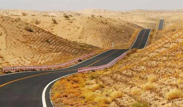 塔里木沙漠公路:长达522千米,盘踞在沙海的“