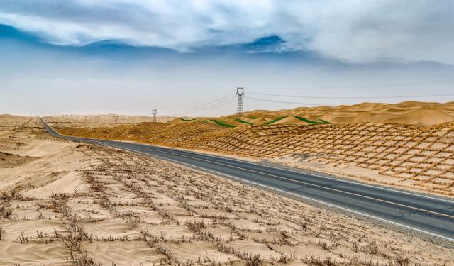 塔里木沙漠公路:长达522千米,盘踞在沙海的“