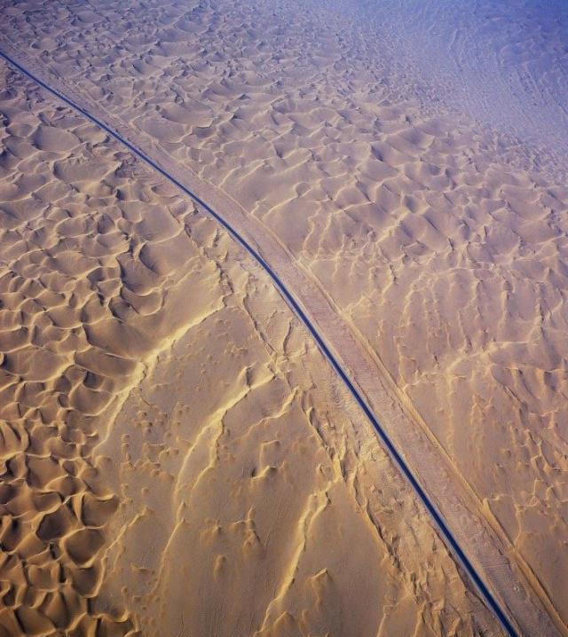 塔里木沙漠公路:长达522千米,盘踞在沙海的“