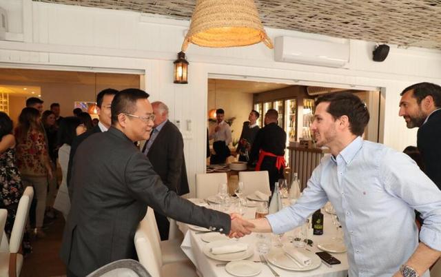 西班牙人队庆功午宴！球员太太团争相斗艳，武