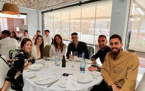 西班牙人队庆功午宴！球员太太团争相斗艳，武