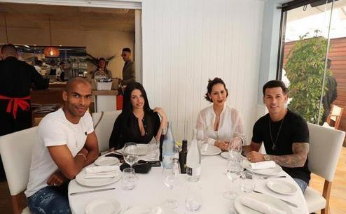 西班牙人队庆功午宴！球员太太团争相斗艳，武