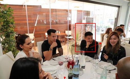 西班牙人队庆功午宴！球员太太团争相斗艳，武