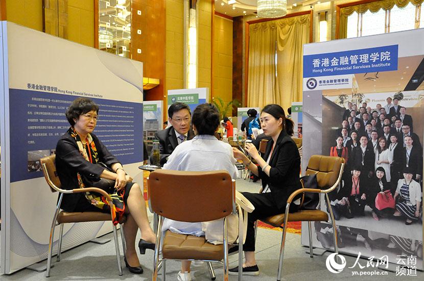云南省引进海内外高层次人才项目洽谈会暨招聘会现场。 摄影：张翼鹏