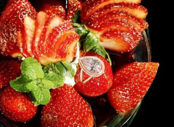 迪拜炫富:我们吃钻石草莓,日本:我们吃黑皮