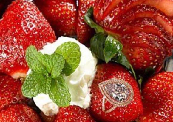 迪拜炫富:我们吃钻石草莓,日本:我们吃黑皮