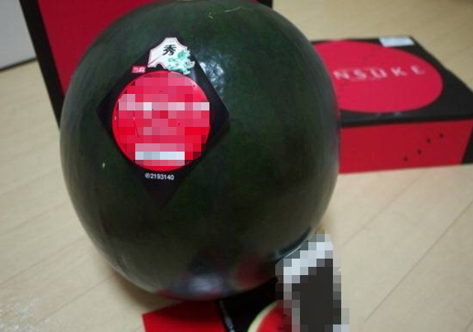 迪拜炫富:我们吃钻石草莓,日本:我们吃黑皮