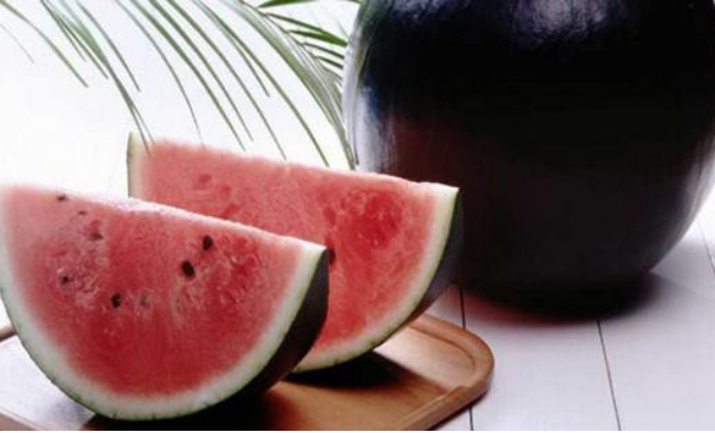 迪拜炫富:我们吃钻石草莓,日本:我们吃黑皮