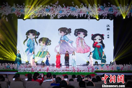 智能电动车、水下机器人等中学生科技“智造”