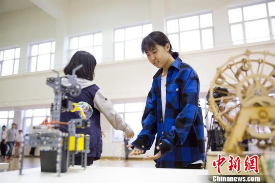 智能电动车、水下机器人等中学生科技“智造”