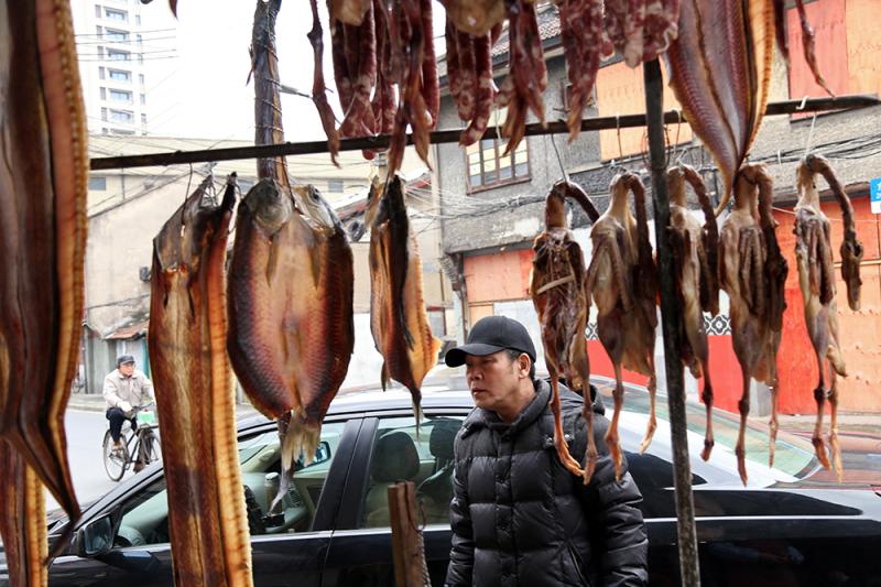 鱼鲞腊味大闸蟹，珍馐美味守护百姓餐桌