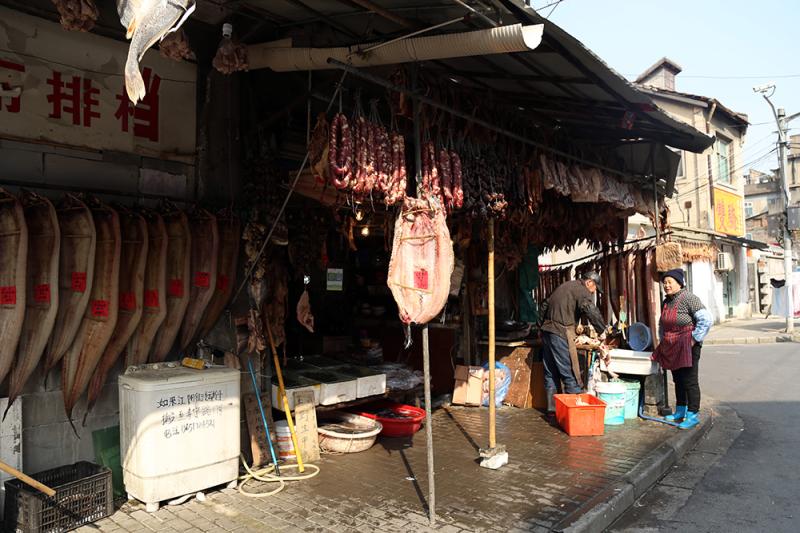 鱼鲞腊味大闸蟹，珍馐美味守护百姓餐桌