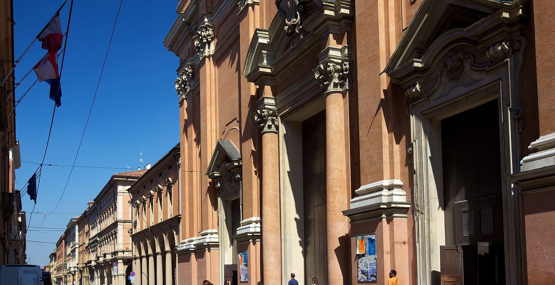 意大利美食城市,盛产火腿等美食,被誉为“胖