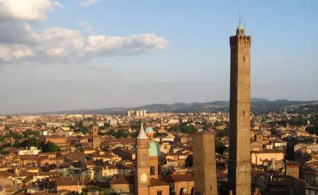 意大利美食城市,盛产火腿等美食,被誉为“胖