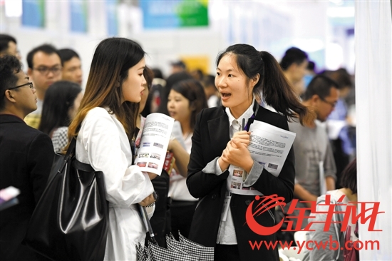昨日，“智领未来”全国高校毕业生就业双选会上，应届毕业生寻觅心仪岗位