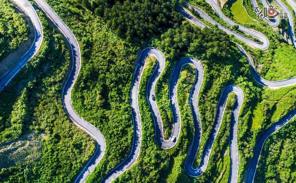 你知道吗，如今重庆农村路也成了致富路。位于南川区金山镇的金狮村，地形以山地为主，十分险峻，但村里又有丰富的煤炭、铁矿等资源，并盛产方竹笋。金狮村道路修通后，不但改善了当地村民的生产生活条件，大山里的宝贝还踏上致富路走出“深闺”，为村民增收做贡献。汪新 摄