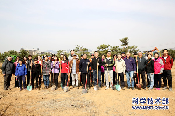 大地回春添新绿 义务植树正当时－－中国国际人