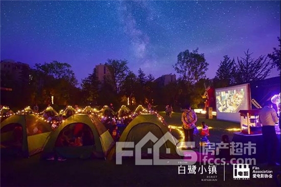 草地、电影、帐篷，这才是五月最美的夜