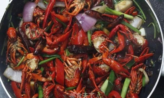 越吃越上瘾的小龙虾做法!出锅就抢!那叫一个
