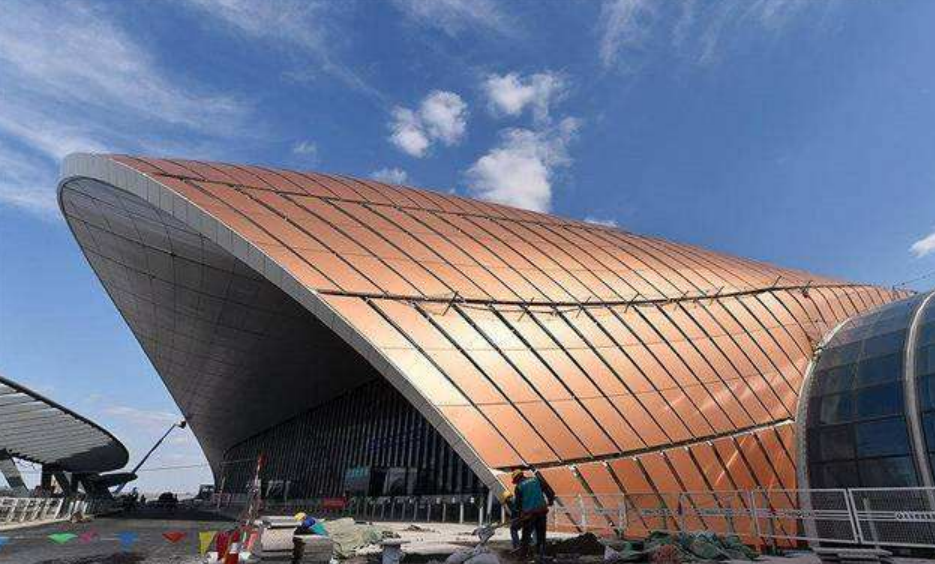 占据中外各大媒体头条,北京大兴机场首飞,被