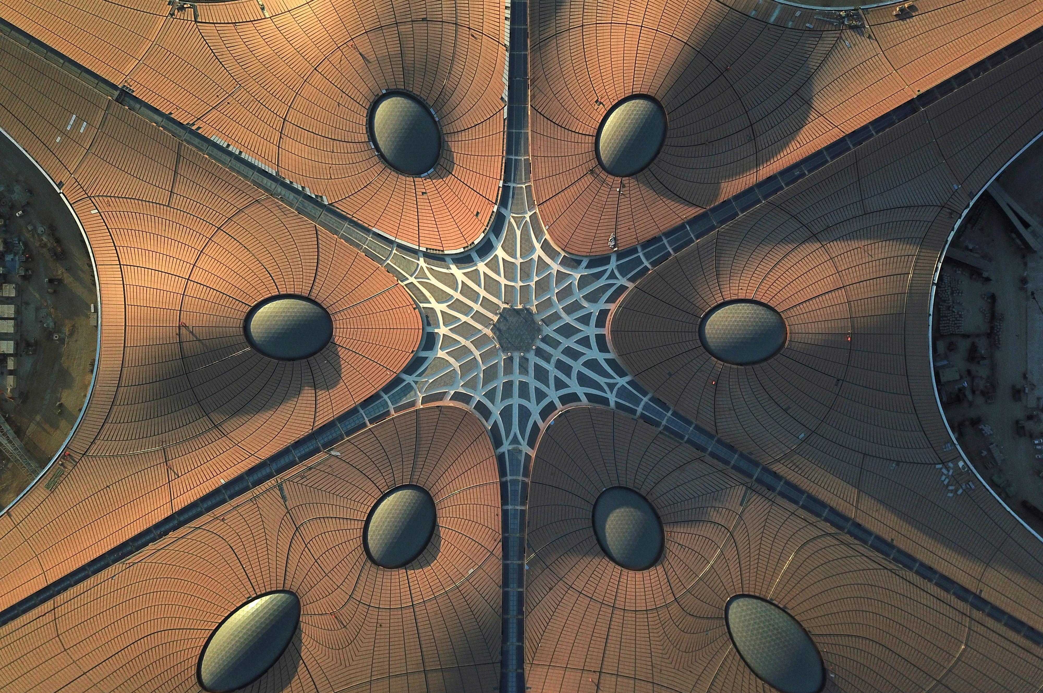 占据中外各大媒体头条,北京大兴机场首飞,被