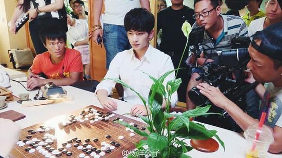 曾经公布的杨洋下围棋的剧照