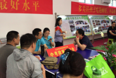 济南回民中学“中考政策咨询台”前陪考家长忙“取经”