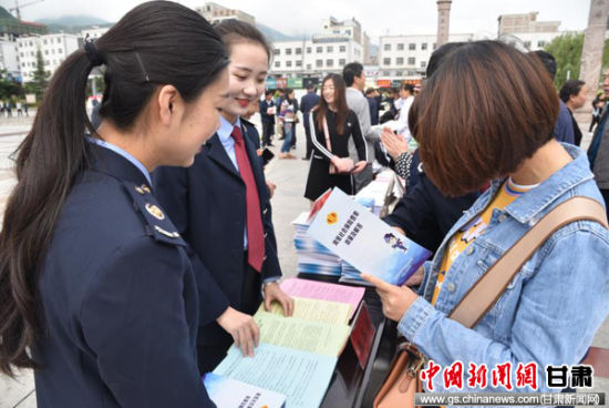 宕昌县税务局政策宣传＂面对面＂ 确保社保新规落