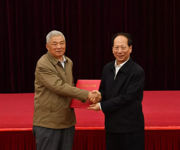 自治区召开首批“宁夏杰出人才奖”表彰座谈会