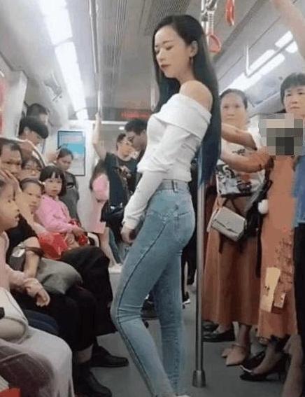 小姐姐地铁上演“社会摇”,一旁的大妈看呆,