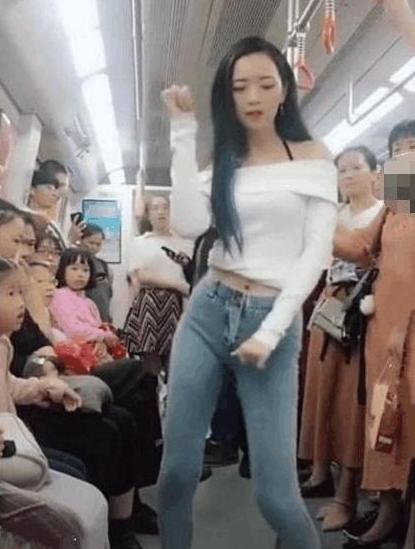 小姐姐地铁上演“社会摇”,一旁的大妈看呆,